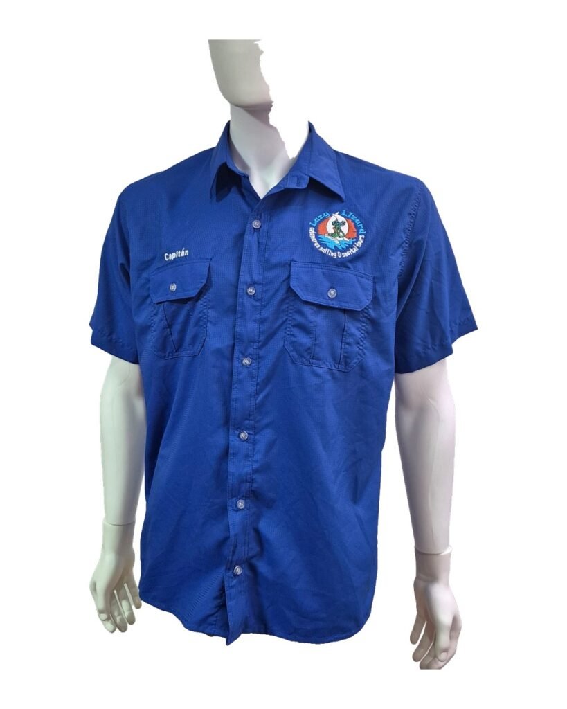 Camisa tipo Columbia azul con logo bordado en el pecho, confeccionada por Texdesign
